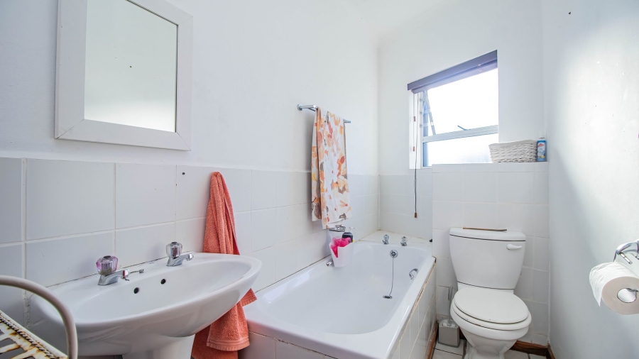 5 Bedroom Property for Sale in Fraaiuitsig Western Cape